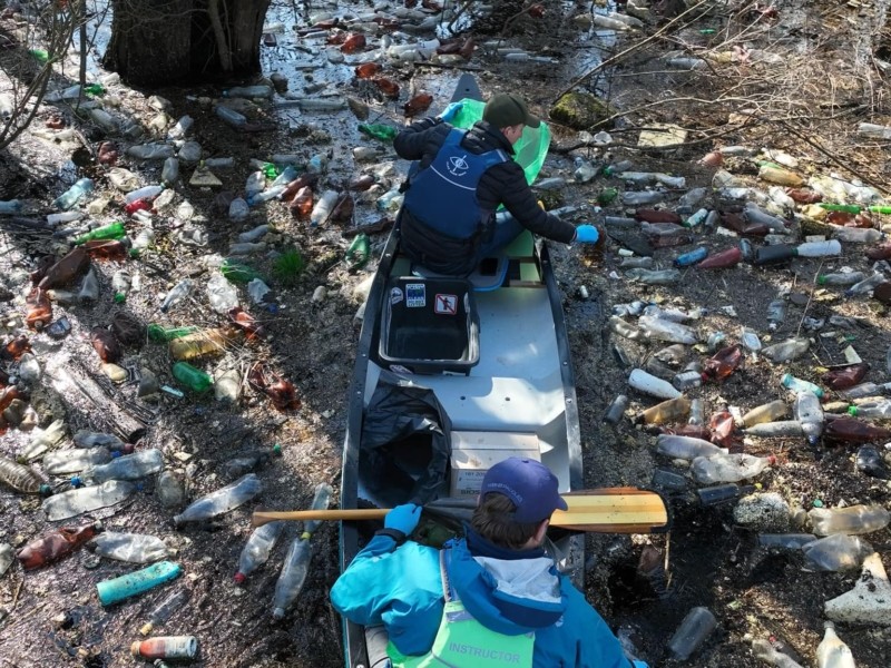 Акватолока у затоці Галера: кияни на каяках разом з комунальниками зібрали 40 кубів сміття