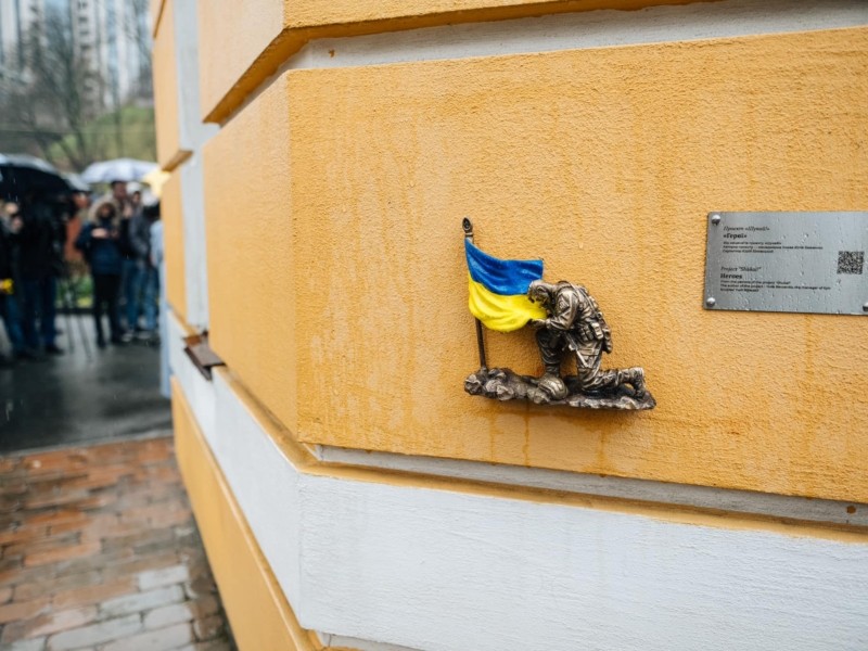 Нова мініскульптурка проєкту “Шукай” присвячена українським Героям – шукати її слід у символічному місці