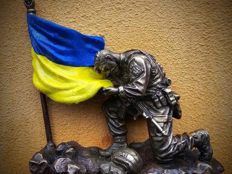 Нова мініскульптурка проєкту “Шукай” присвячена українським Героям – шукати її слід у символічному місці