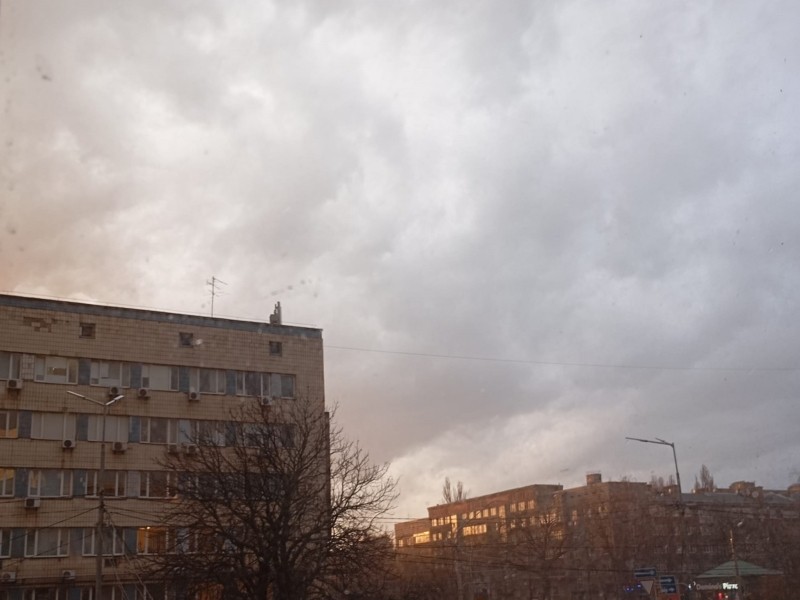 Працює небесне ППО. У Києві вирує гроза з величезним градом