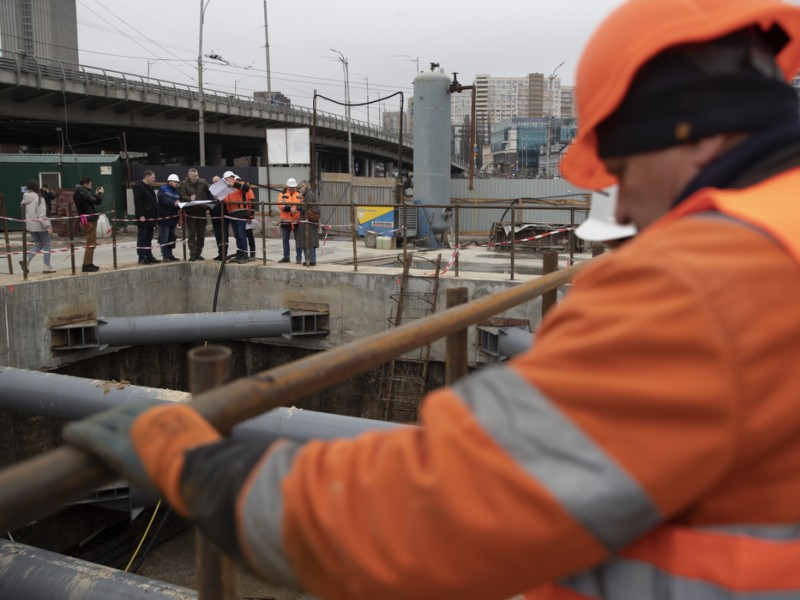 На аварійній ділянці біля станції метро “Деміївська” виконали близько 40% робіт: що там зараз відбувається