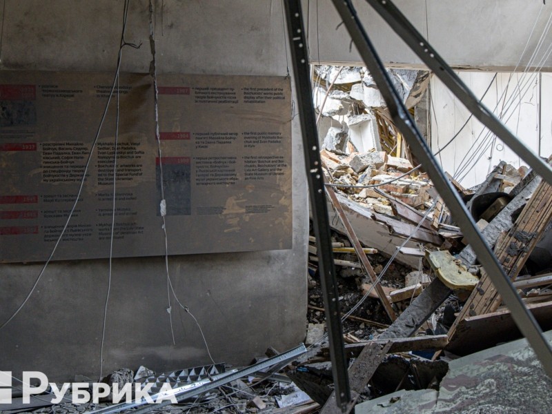 Прибрали після ракет: біля зруйнованого корпусу Академії мистецтв відбулась толока