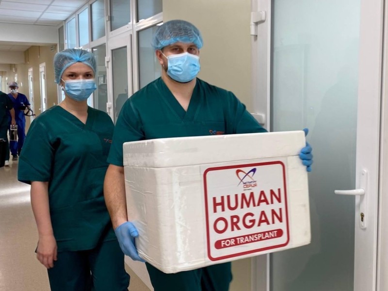 Київські кардіохірурги-трансплантологи врятували трьох людей, подолавши відстань від Києва до Одеси, а потім до Вінниці