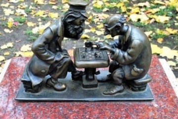 Грали і на інтерес, і на гроші – яку історію розповідає паркова скульптура шахістів, взутих у черевички аргентинського танго