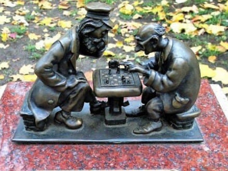 Грали і на інтерес, і на гроші – яку історію розповідає паркова скульптура шахістів, взутих у черевички аргентинського танго