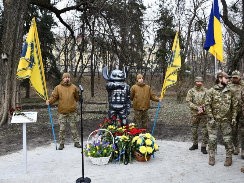 У столиці відкрили меморіальну скульптуру снайперу “Азова”, студенту-японісту