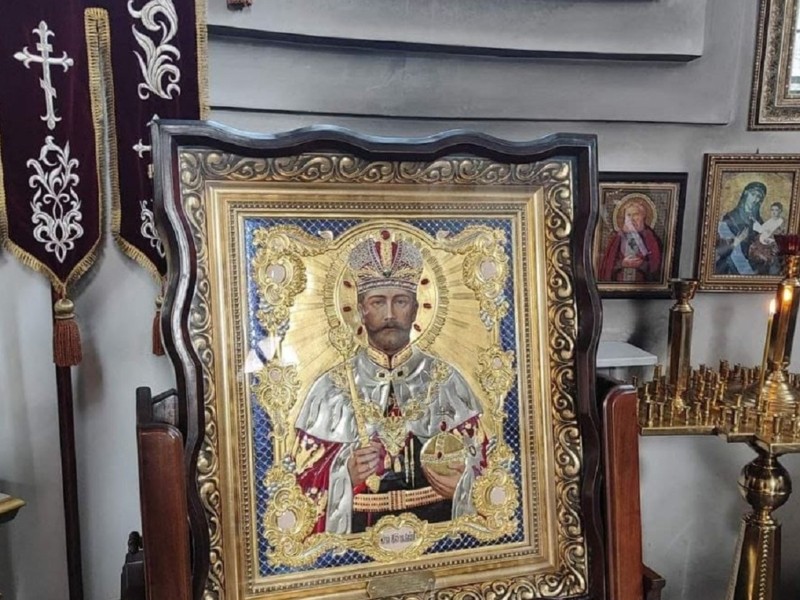 Ікона російського імператора Миколи ІІ та символ героїзації окупантів експонуються у центрі міста-мільйонника