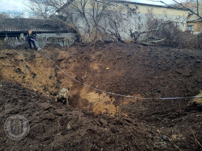 Уламки 4-тонної ракети залишили величезну вирву у Києві – фото