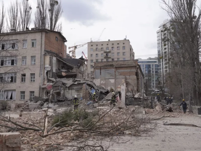 На Печерську розгорнули гуманітарний штаб для постраждалих від ракетного обстрілу – куди звертатись за допомогою