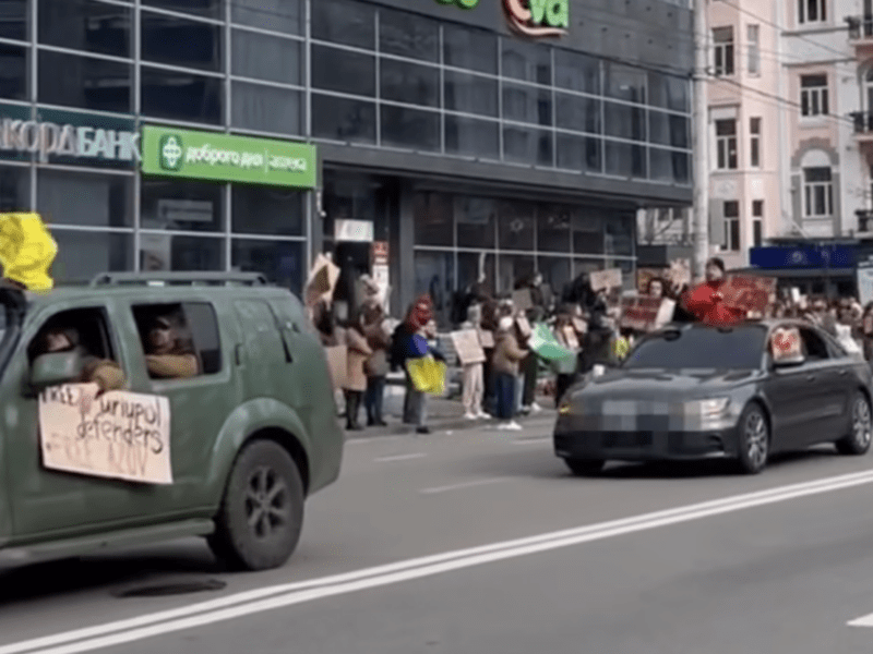 «Третя весна в полоні»: рідні бійців зібралися на мітинг на Львівській площі