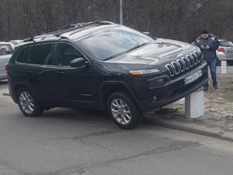 Немає перешкод: на Воскресенці водій Jeep запаркувався на бетонній огорожі