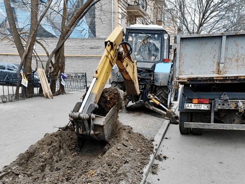 Боротьба зі стихійним паркуванням триває: комунальники відновлять газон на Ярославській, де містяни облаштували клумбу