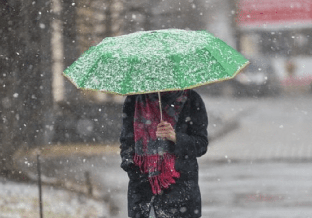 Яка погода чекає киян у понеділок: мокрий сніг прогнозують у столиці
