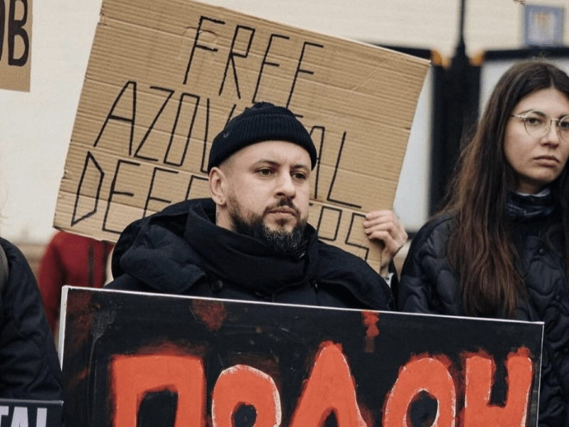 «Полон вбиває»: Монатік з плакатом вийшов на акцію підтримки полонених захисників «Азову»