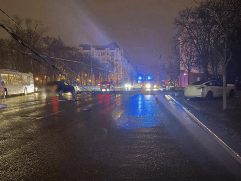 На Володимирській електроопора впала на дорогу: рух ускладнено