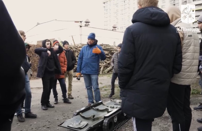 Рятує бійців і медиків: київські політехніки створюють евакуаційні наземні електроноші