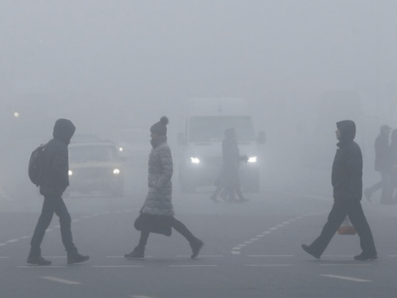 Столицю окутав туман: водіїв попереджають про небезпеку