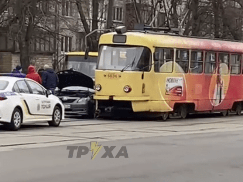 Трамвай та автівка не поділили дорогу на Дашкевича: зупинилися кілька маршрутів