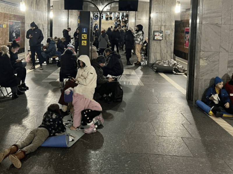 Майже 25 тисяч людей цієї ночі ховалися від обстрілів у метро: киян закликають не ігнорувати сигнали тривоги