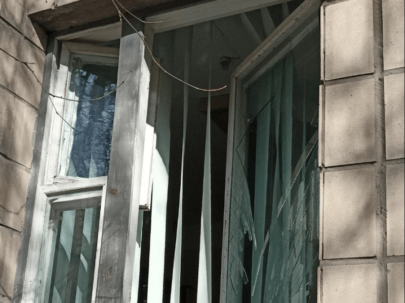 Повилітали шибки та скло: у Києві вибухова хвиля пошкодила дві психоневрологічні лікарні