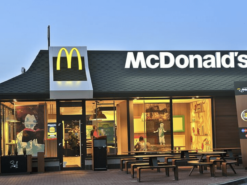 McDonald’s відмовиться від пластикових ложок та паперу у тацях: які ще нововведення чекають на відвідувачів