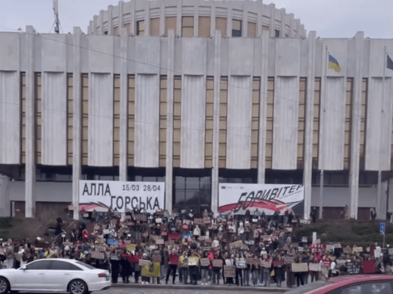 «Free Azov»: українські зірки вийшли на акцію підтримки військовополонених на Європейську площу
