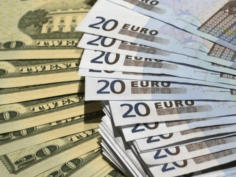 Який зараз курс у столичних обмінниках: де вигідно купити долари та євро