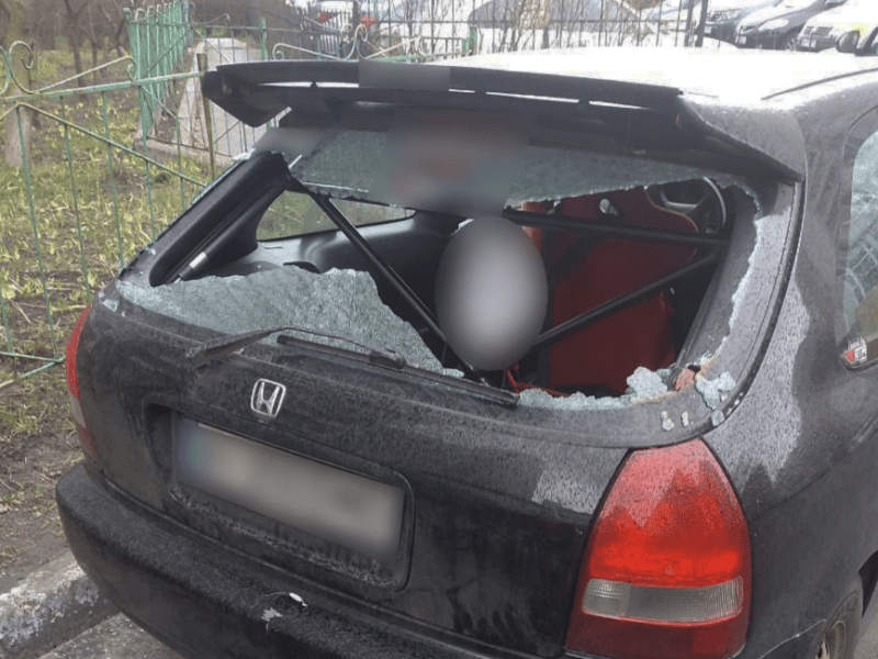У Дарницькому районі жінка ломом розтрощила чужу автівку