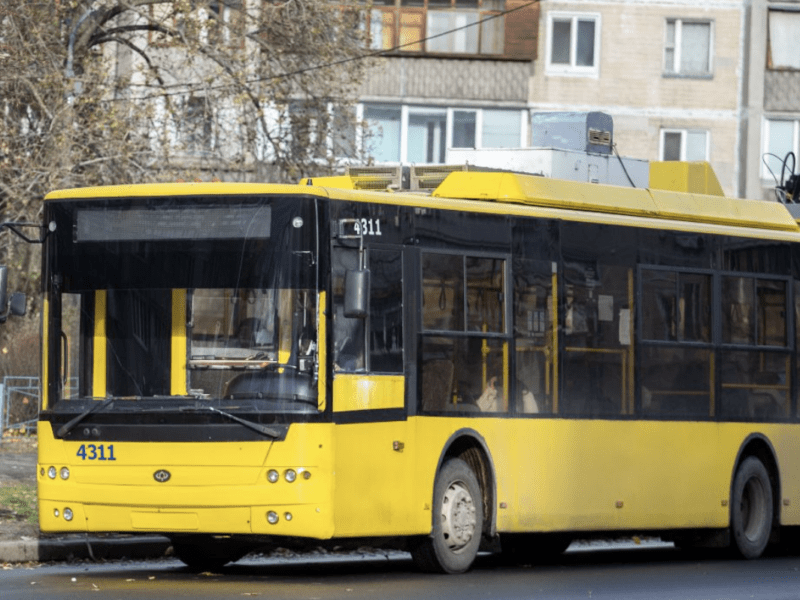 Тролейбуси, які міняли маршрути через ворожий обстріл, відновили роботу