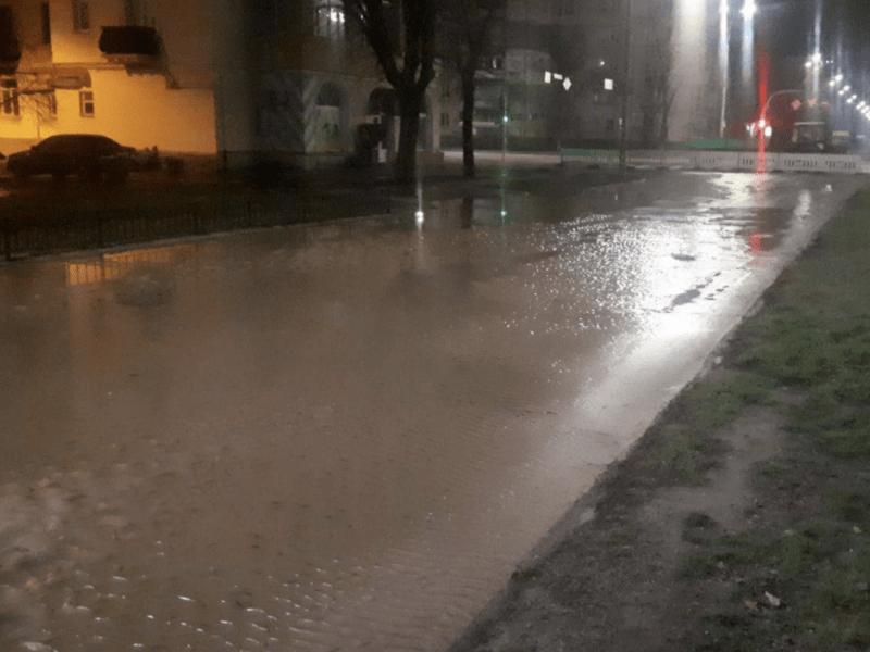Не проїхати: на бульварі Верховної Ради дорогу залило водою