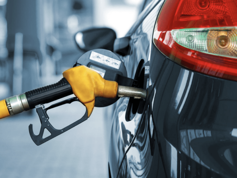 Які сьогодні ціни на бензин у Києві: де вигідніше заправитися