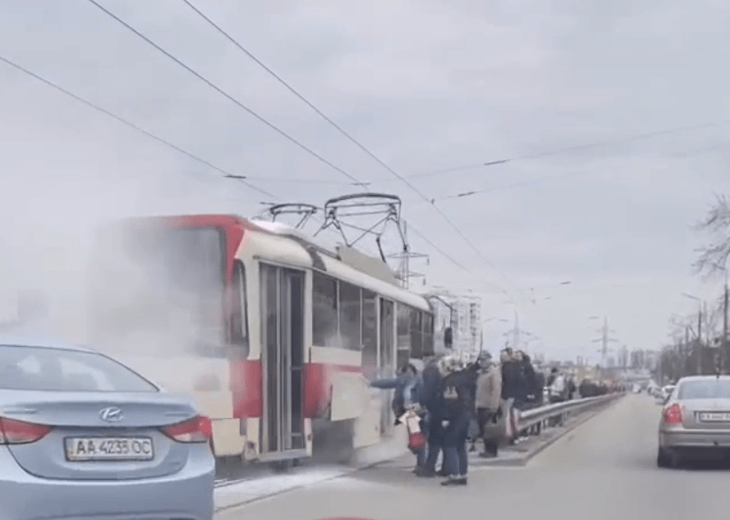 Трамвай з пасажирами загорівся на «Юності»