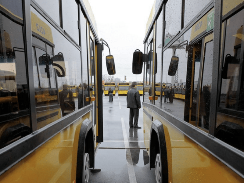 Через ремонт дороги на Оболоні змінили рух автобусів