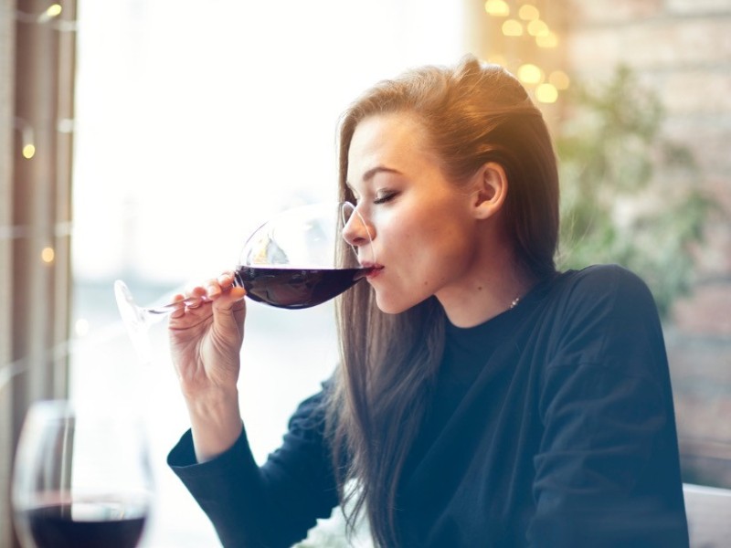 Обличчя і алкоголь: чому спиртне – це розширення судин та сухість шкіри