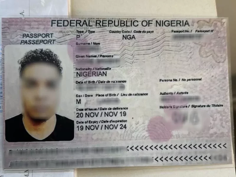 “Геніальна” схема ухилянта: киянин хотів виїхати за паспортом іноземця, на якого є “схожим”