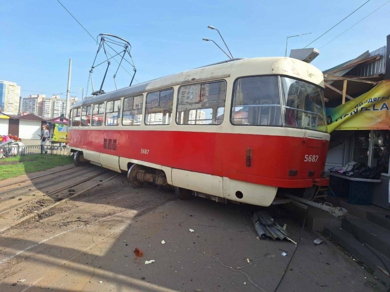 На Позняках трамвай зійшов з колій та зачепив кіоски на ринку, є постраждалий