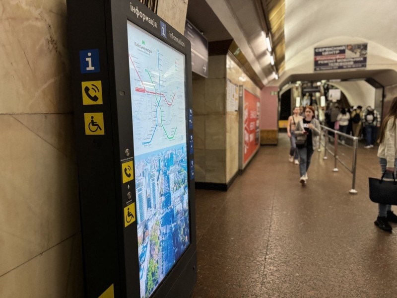 На станціях метро Києва встановили інформаційні стійки для пасажирів – навіщо вони та як ними скористатися