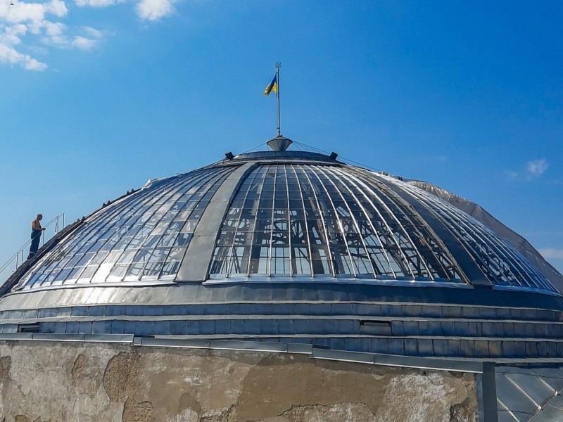 На Будинку вчителя відновили скляний купол, пошкоджений під час атаки