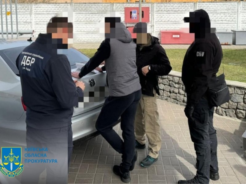 15 тисяч доларів за зняття з військового обліку: посадовця патрульної поліції Київщини затримали на хабарі