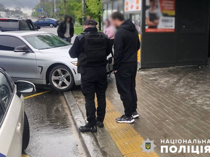 У Святошинському районі BMW в’їхала в зупинку громадського транспорту, постраждала людина
