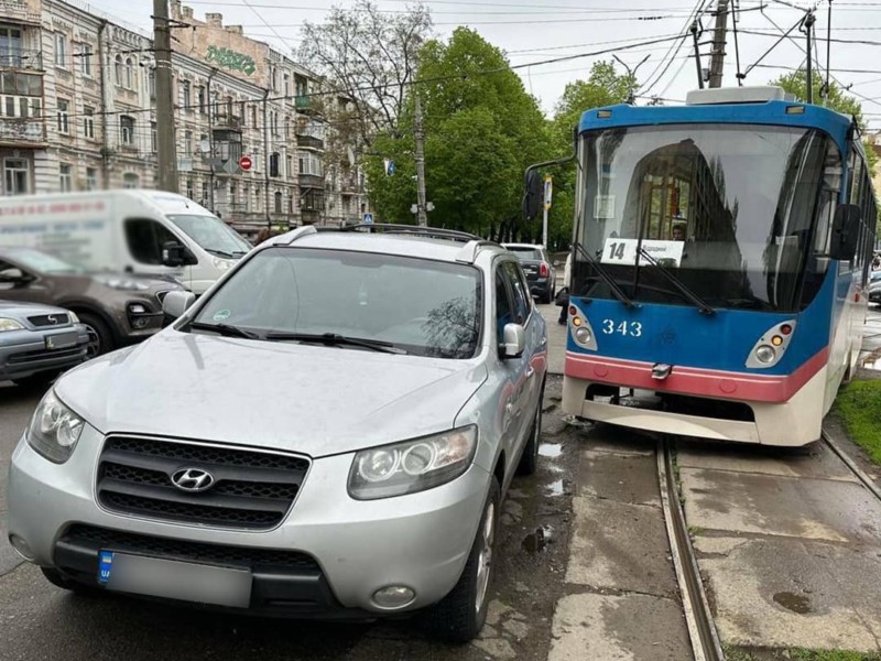 Поліція взялась за “героя паркування” на Подолі: перегородив рух трамваїв — поїхав на евакуаторі