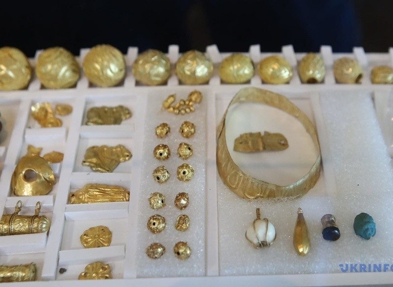 Ховали золото в м’ясі: Музею історії України передали майже 300 предметів археології та монет
