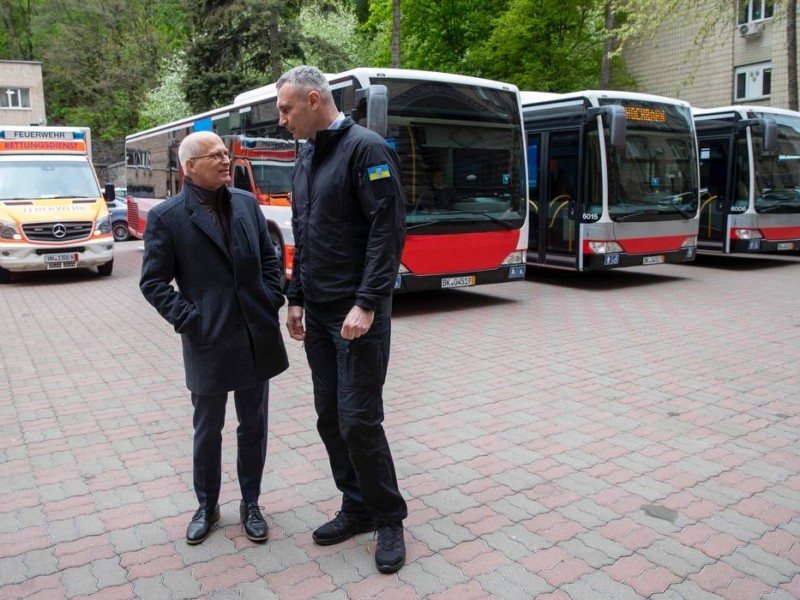 Німецьке місто-побратим подарувало Києву ще партію сучасних автобусів і “швидких”