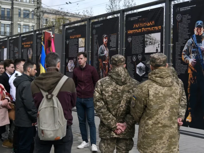 “На захисті міста”: на Контрактовій площі відкрилась виставка до другої річниці звільнення Київщини