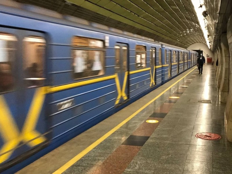 На станції метро «Контрактова площа» людина впала на колію (оновлено)