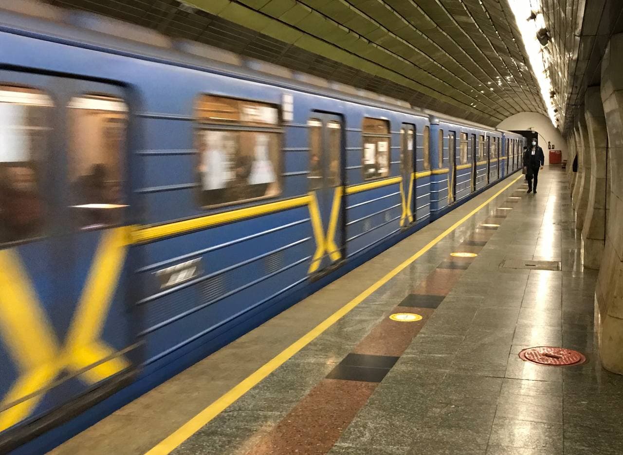 На станції метро «Контрактова площа» людина впала на колію (оновлено ...