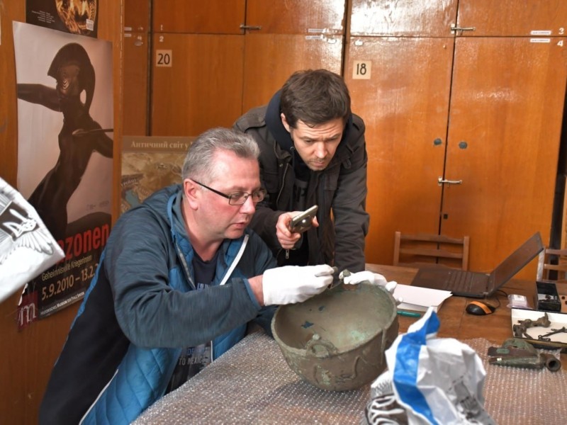 Столичному музею передали скарб віком понад 3 тисячі років, врятований від чорного ринку