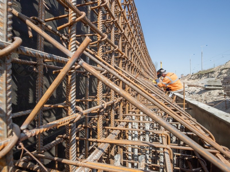 Будівництво Подільського мостового переходу: на Русанівських садах монтують конструкції тунелів метрополітену