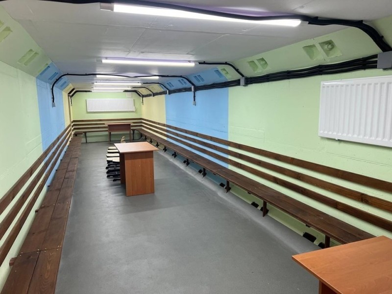 Біля школи на Київщині з’явилось наземне укриття, де навіть можна проводити уроки
