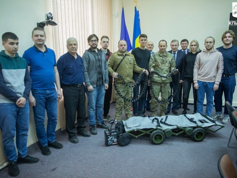 Електроноші, зроблені власноруч київськими політехніками, вже на передовій